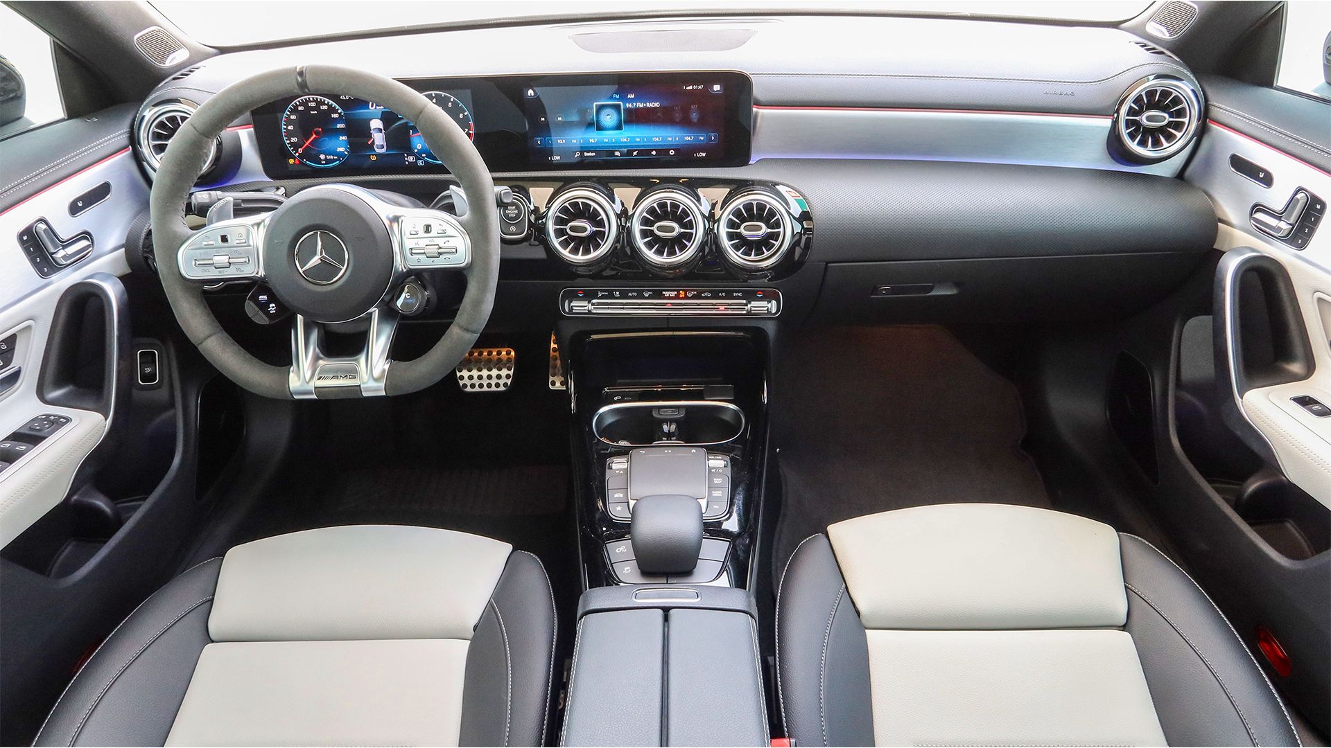 Silber Mercedes Benz AMG CLA 35 2021